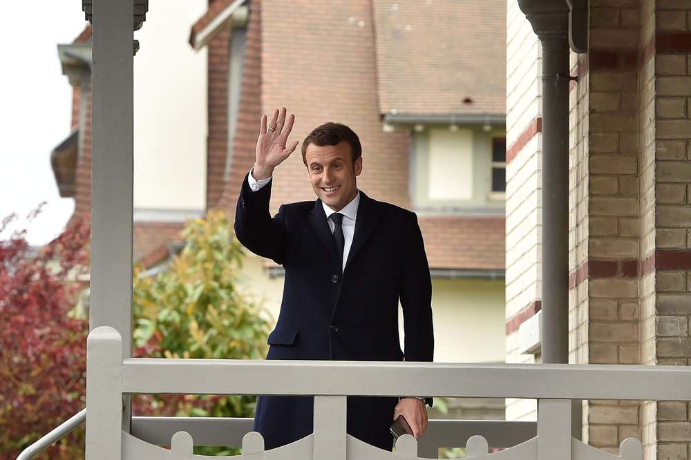 Emmanuel Macron devant la villa Monejean 
©AFP