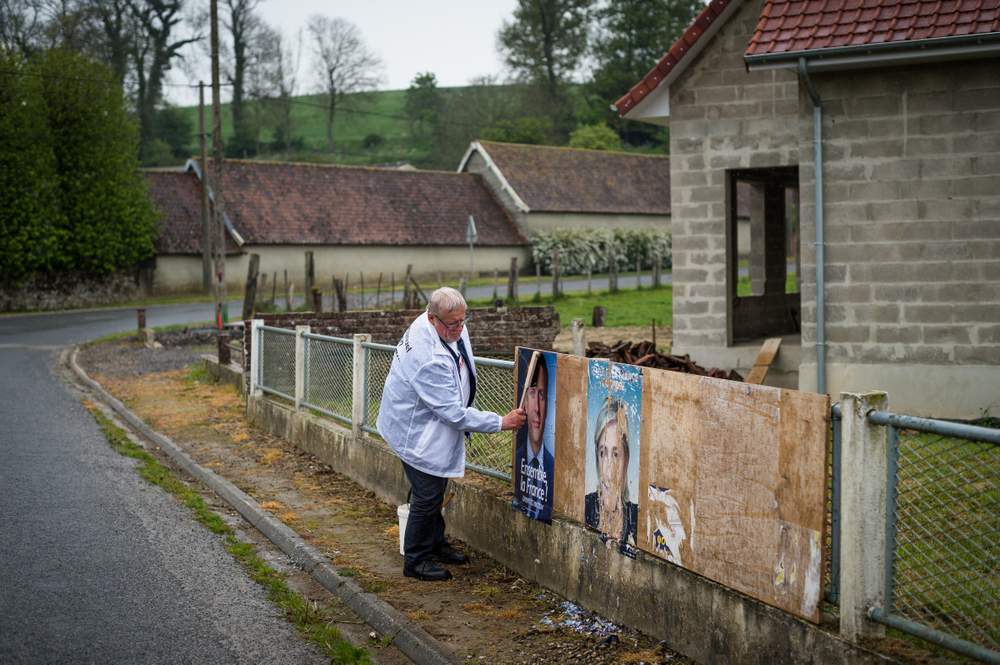 Jacques Guilbert colle toute la journée, même dans les villages de moins de cent âmes. © JC Guillaume Jacques Guilbert colle toute la journée, même dans les villages de moins de cent âmes. © JC Guillaume