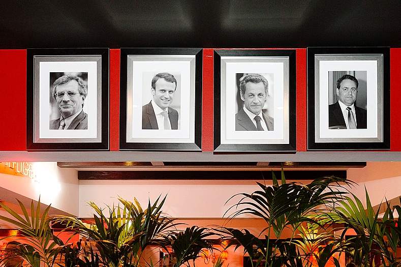 Macron, au tableau politique de la brasserie Les Sports. ©JC Guillaume Macron, au tableau politique de la brasserie Les Sports. ©JC Guillaume