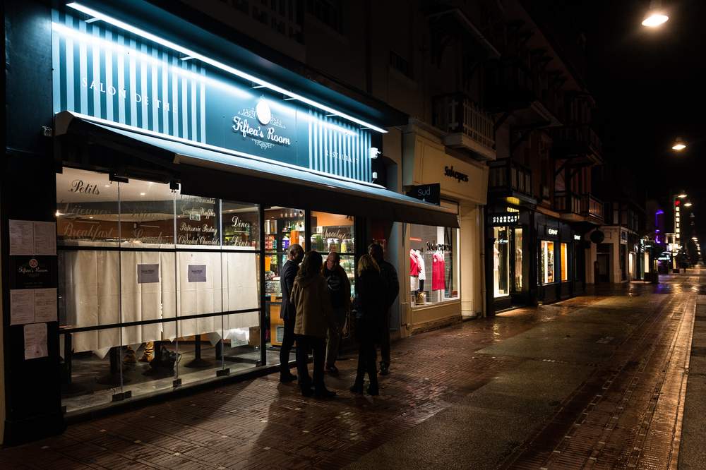 Mercredi soir, devant le Fiftea&#39;s dans le centre du Touquet : quelques sympathisants analysent la performance de leur favori.©JC Guillaume