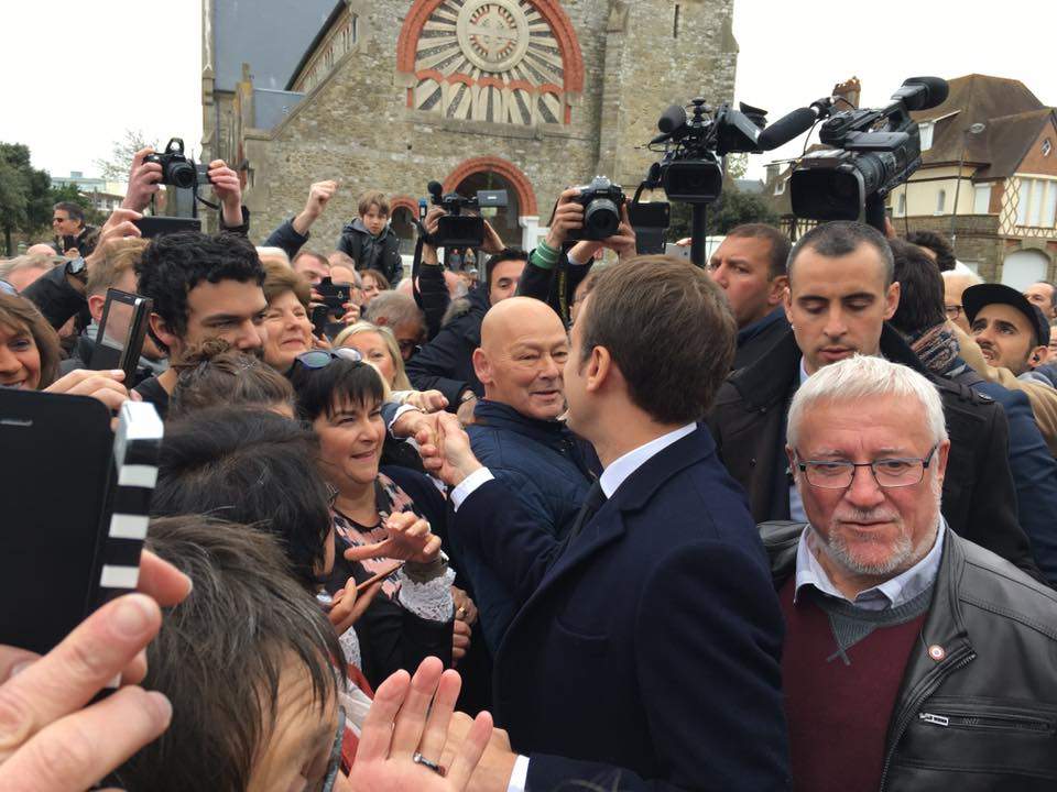 Jacques Guilbert, barbe blanche en bas à droite. Juste derrière Emmanuel Macron lors de sa dernière visite au Touquet.  Jacques Guilbert, barbe blanche en bas à droite. Juste derrière Emmanuel Macron lors de sa dernière visite au Touquet. 