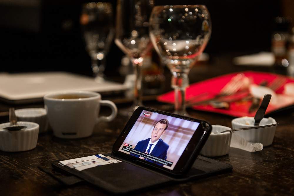 Une panne de courant en plein milieu du débat impose un repli sur les tablettes et smartphones.© JC Guillaume