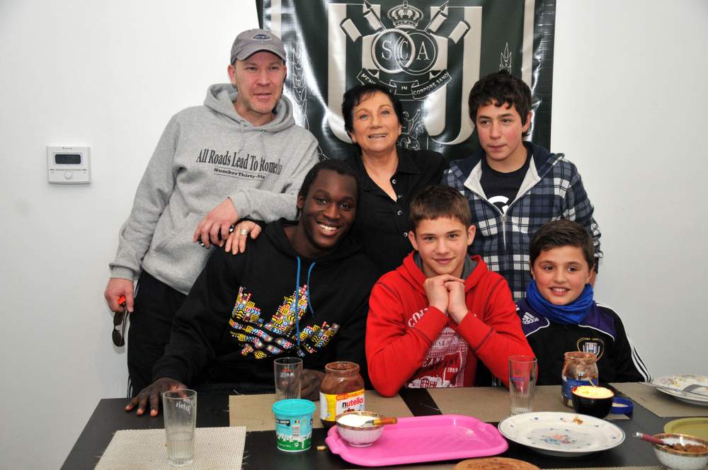 Son chauffeur personnel, Ludo, promettait à Romelu de faire des crêpes s’il atteignait un nombre de buts. Il s’est toujours exécuté, en famille.