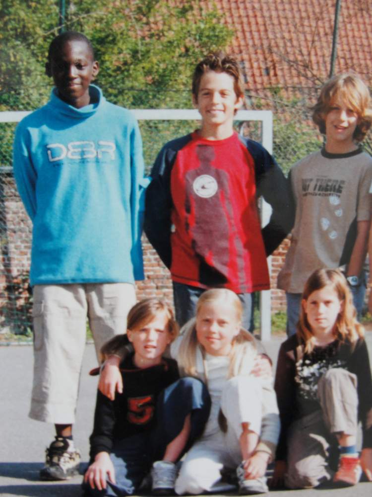 Difficile de ne pas le remarquer sur les photos de classe.