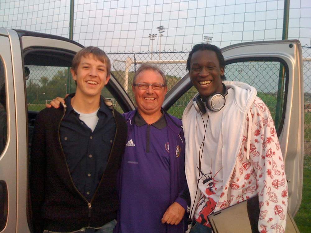 Romelu a noué un lien fort avec Remy Van Hoey (au millieu), l’un des 
chauffeurs du van qui l&#39;emmenait tous les jours, avec Roef, à l&#39;entraînement…