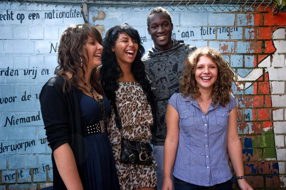 Romelu avec ses copines d’école, dont Sara (à sa droite).