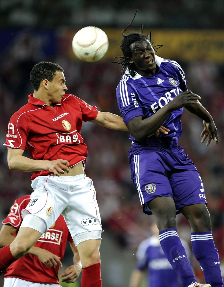 A la lutte avec Witsel, lors de son premier match, le test-match au Standard.