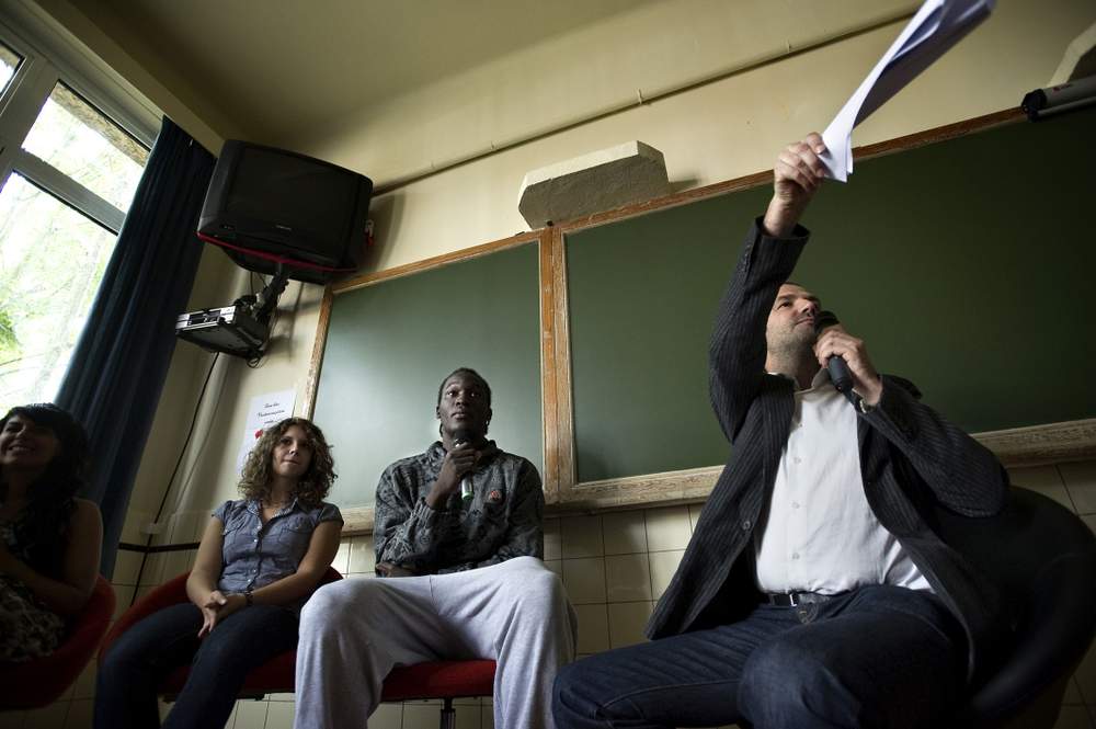 Il a accueilli les caméras dans son école.